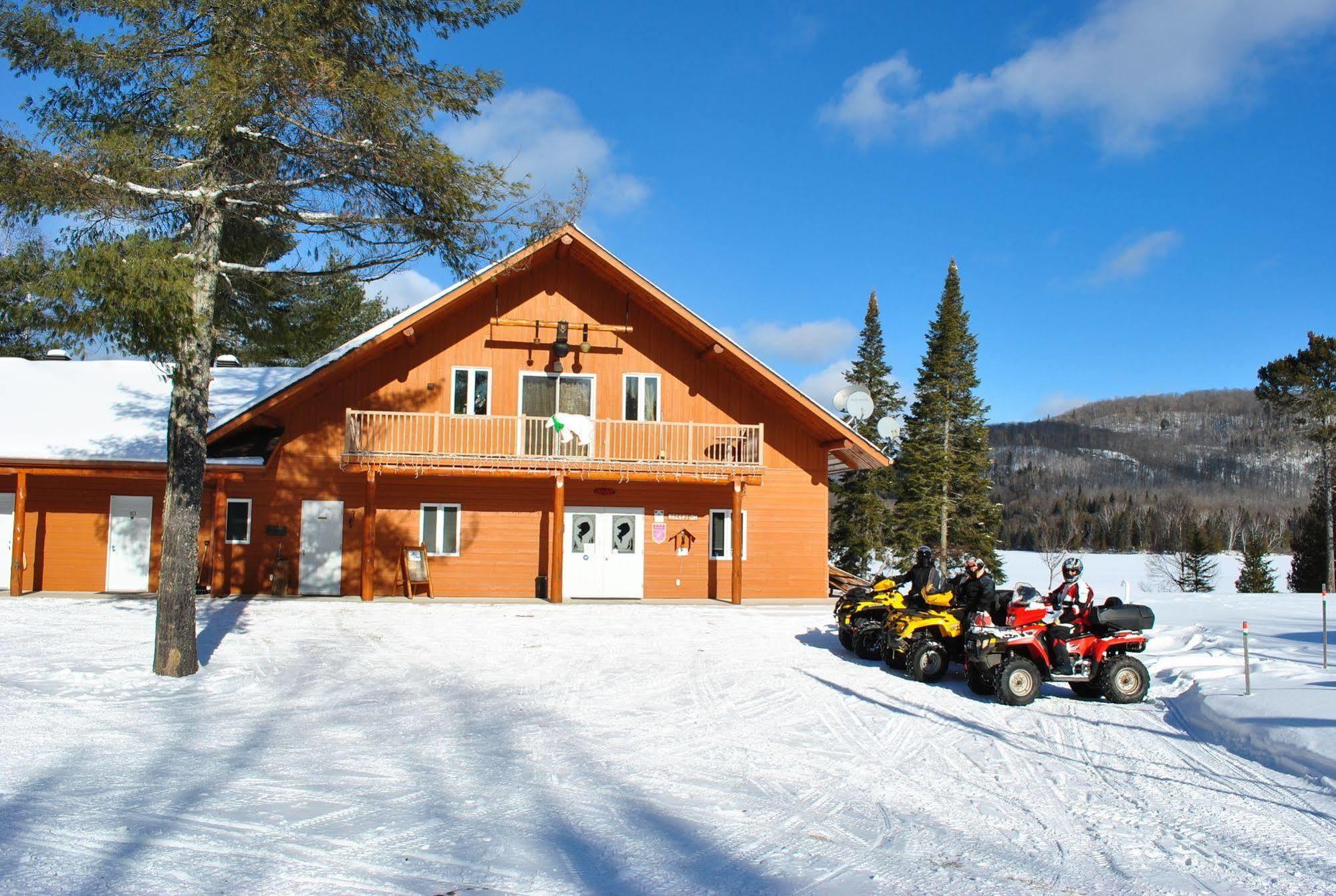 Motel Ours Bleu Lac-Saguay 외부 사진