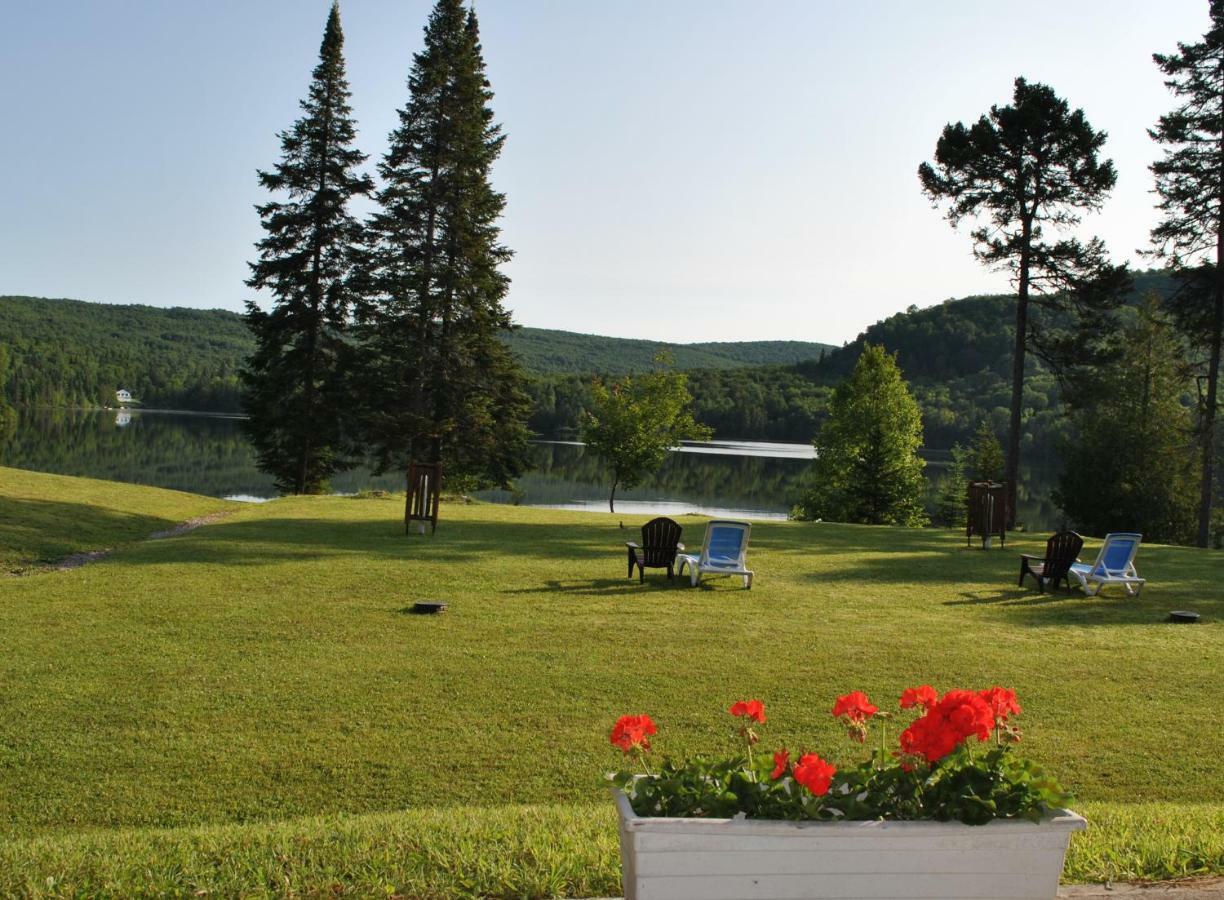 Motel Ours Bleu Lac-Saguay 외부 사진